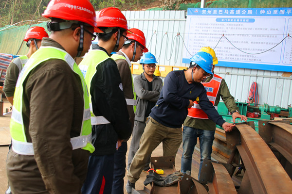 圖一：召開進洞前現(xiàn)場會議，檢查鋼拱架.jpg